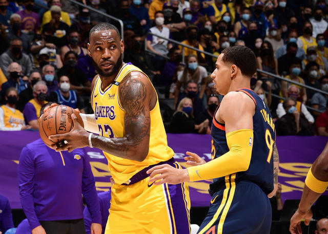 NBA凯尔特人加时争议三分绝杀雄鹿终结七连胜登顶引热议